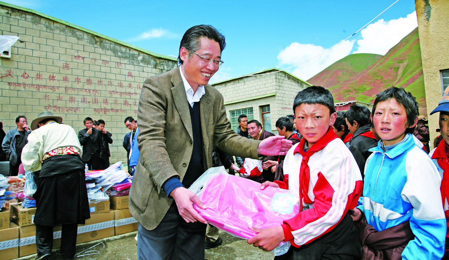援藏干部陈建龙看望当地学生