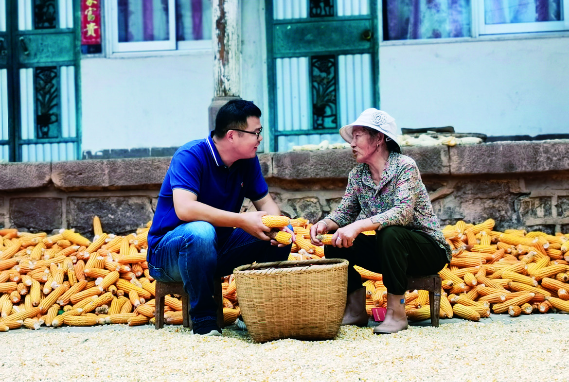 王菲与当地居民交流