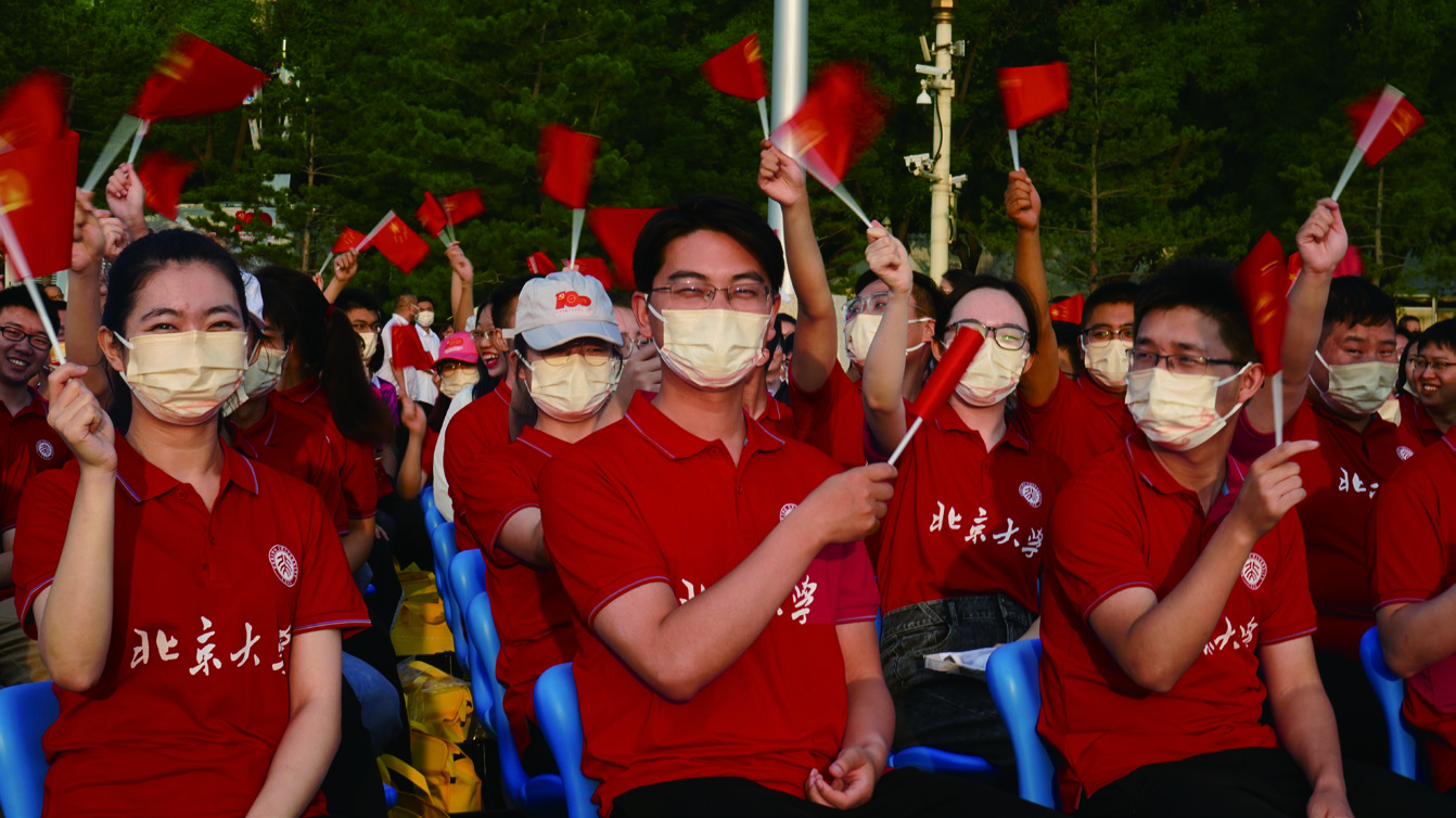参加天安门广场庆祝大会的北大师生们