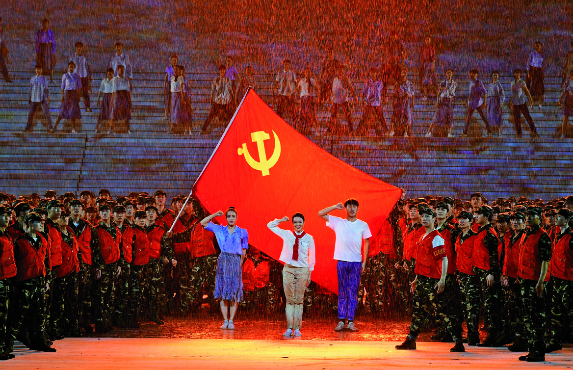 体育教研部教师秦朗在庆祝中国共产党成立100周年 《伟大征程》文艺演出中担任情景舞蹈《党旗在我心中》领舞