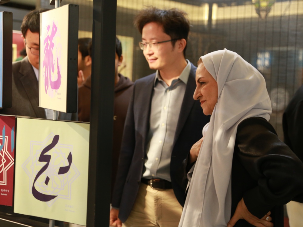 代表团师生参观“东方智慧书法展”-1_1.JPG