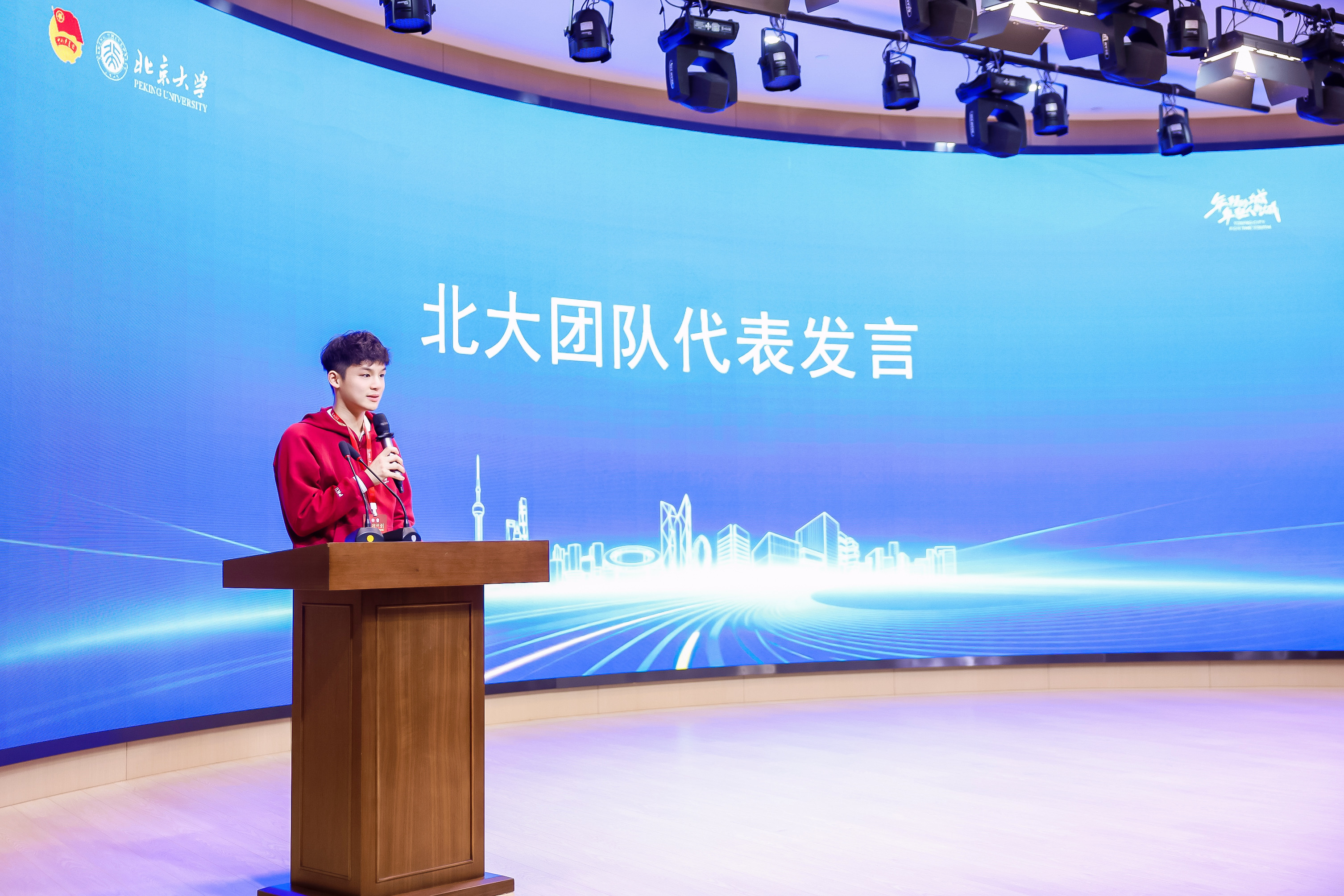 2+实践团参加欢迎仪式暨临港政策宣介会.jpg