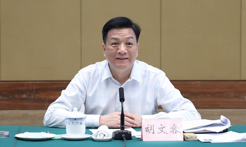 3a52ce3da2f2480986c5fdb3e6d73913.jpg 胡文容讲话.jpg