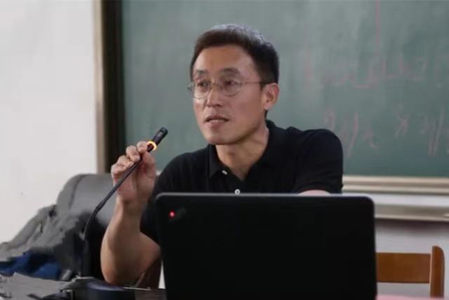 2fd215a6759e4e29aa86e0a3f8ff11fb.jpg 03-2 张弛老师 生活照.jpg