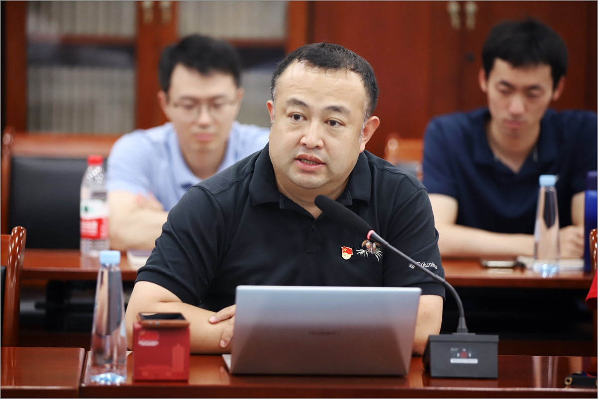 07abc8887e6d4f158db8f24c09e7a015.jpg 张亚光.jpg