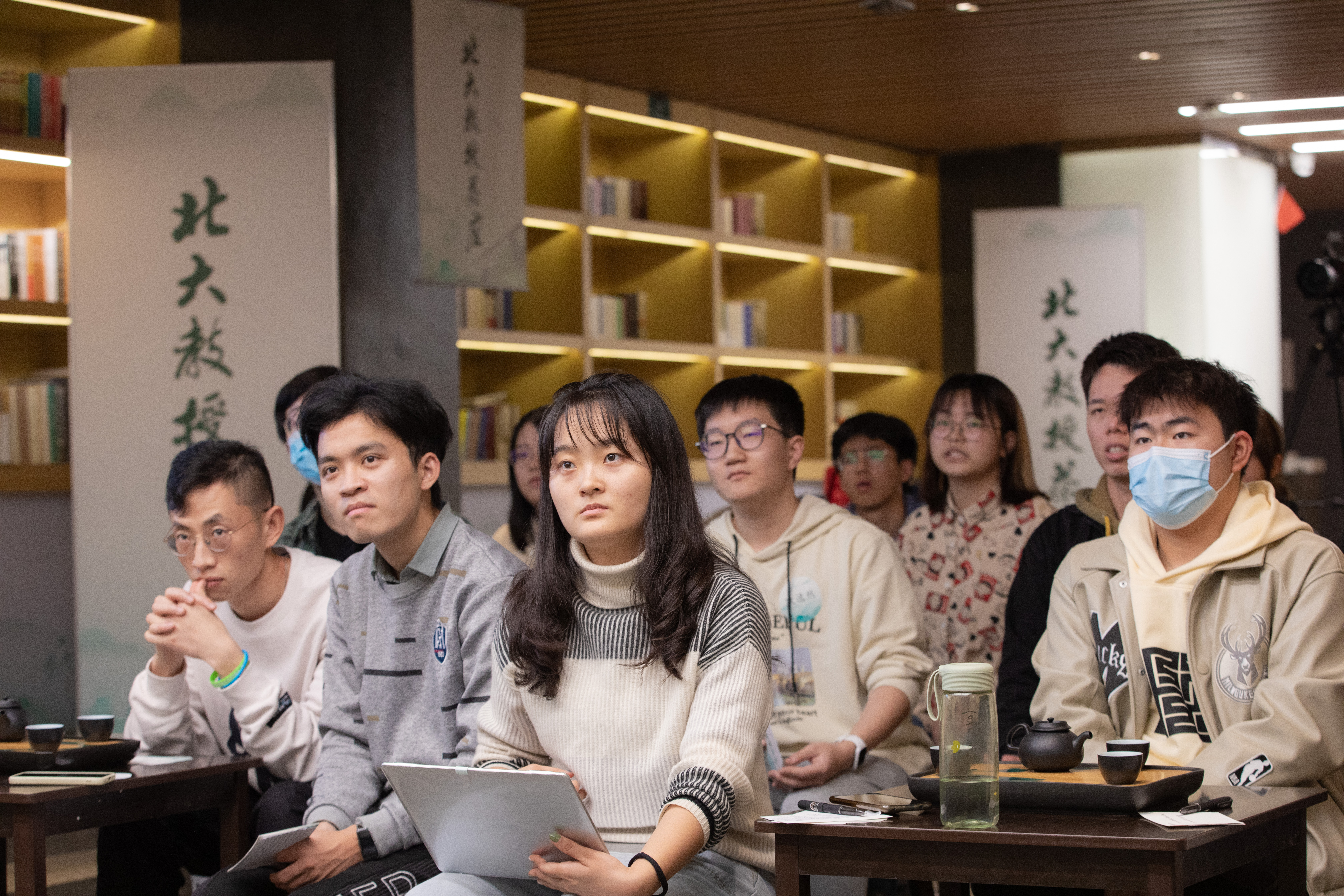 87622675bc5b45e68f3a134a56dddd62.jpg 学生认真听讲.jpg