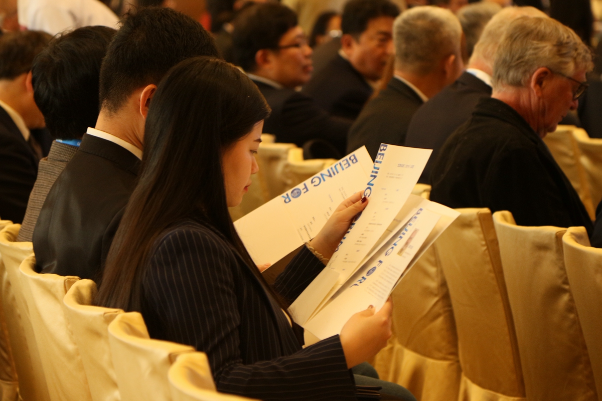 fd8655ba2f8b411598f7bb107c002a36.jpg 嘉宾认真阅读手册_副本.jpg