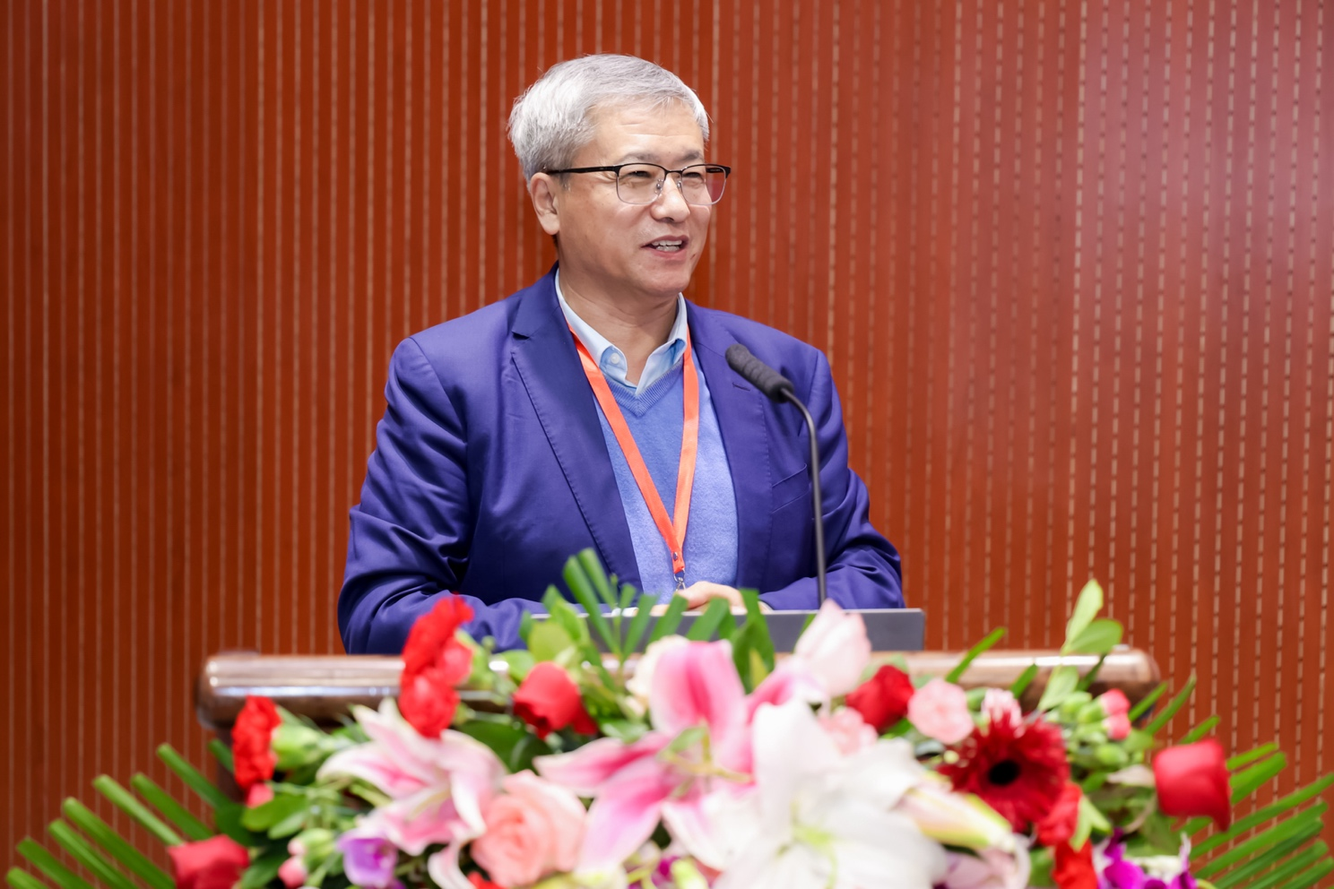 陈学思致辞并作特邀报告.png