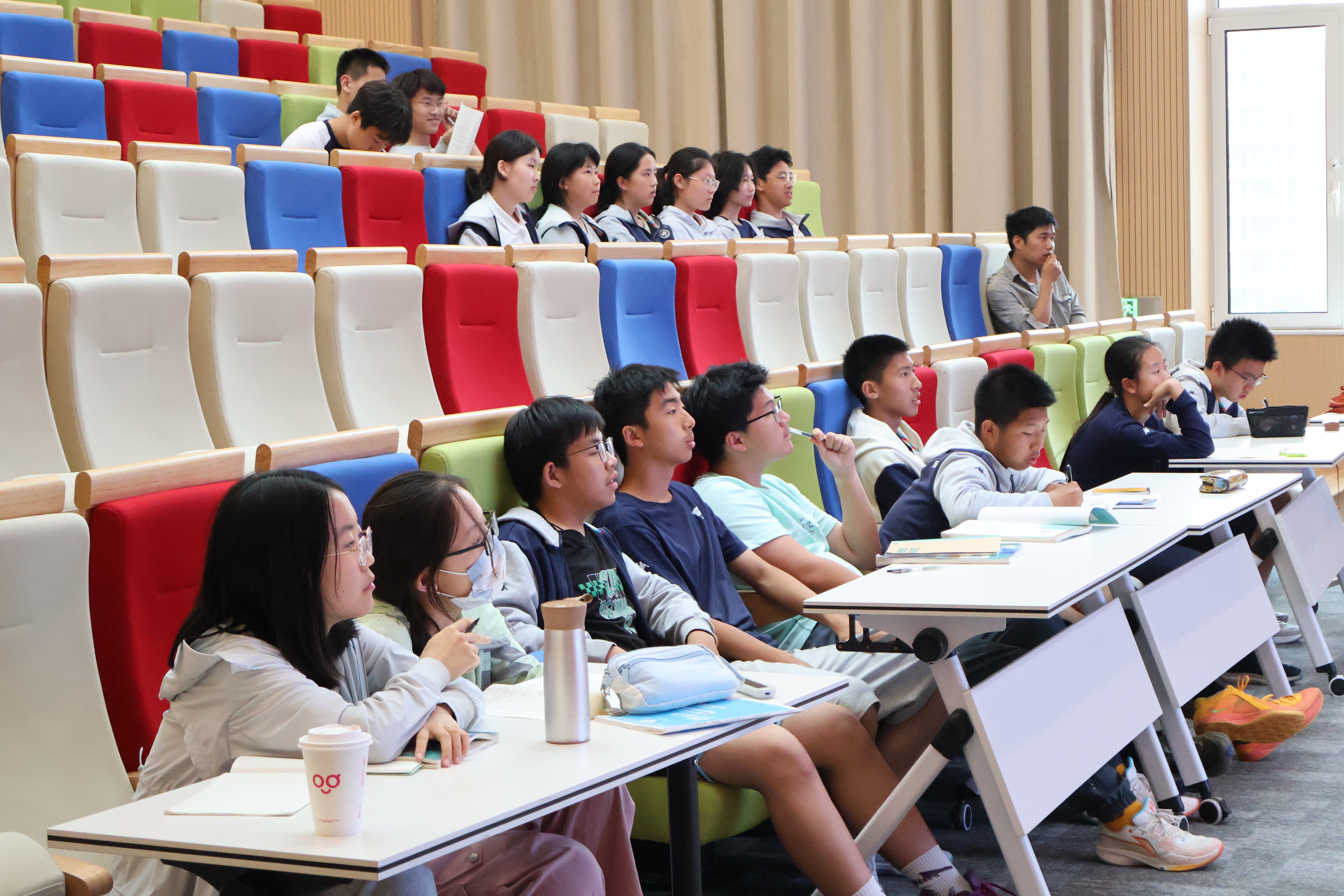 讲座中同学们专心听讲.jpg