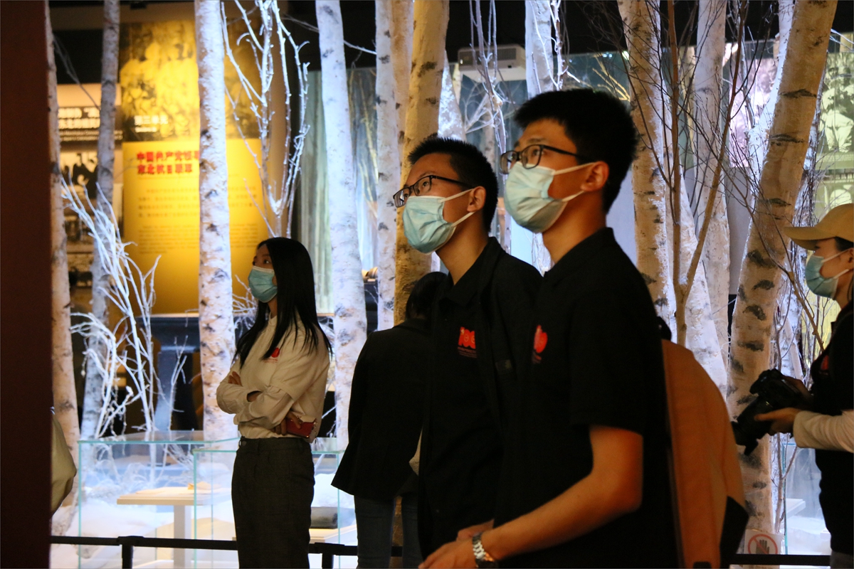 ebfc07b5341a467caee65f9c7ea006d3.jpg 2、师生在中国人民抗日战争纪念馆参观学习.jpg