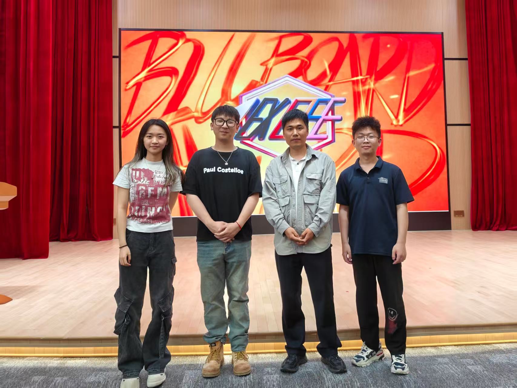 北京市建华实验学校郭东伟老师(右二)与支部成员合影.jpg