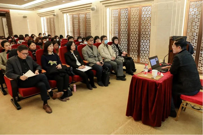 fb967cec42ce4654bb8fce74f53ba141.png 艺术学院师生在讲座现场.png