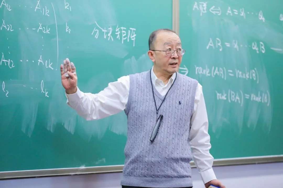 1e51a1a0a419479ebeddcde445bb1254.jpg 柳彬1.jpg