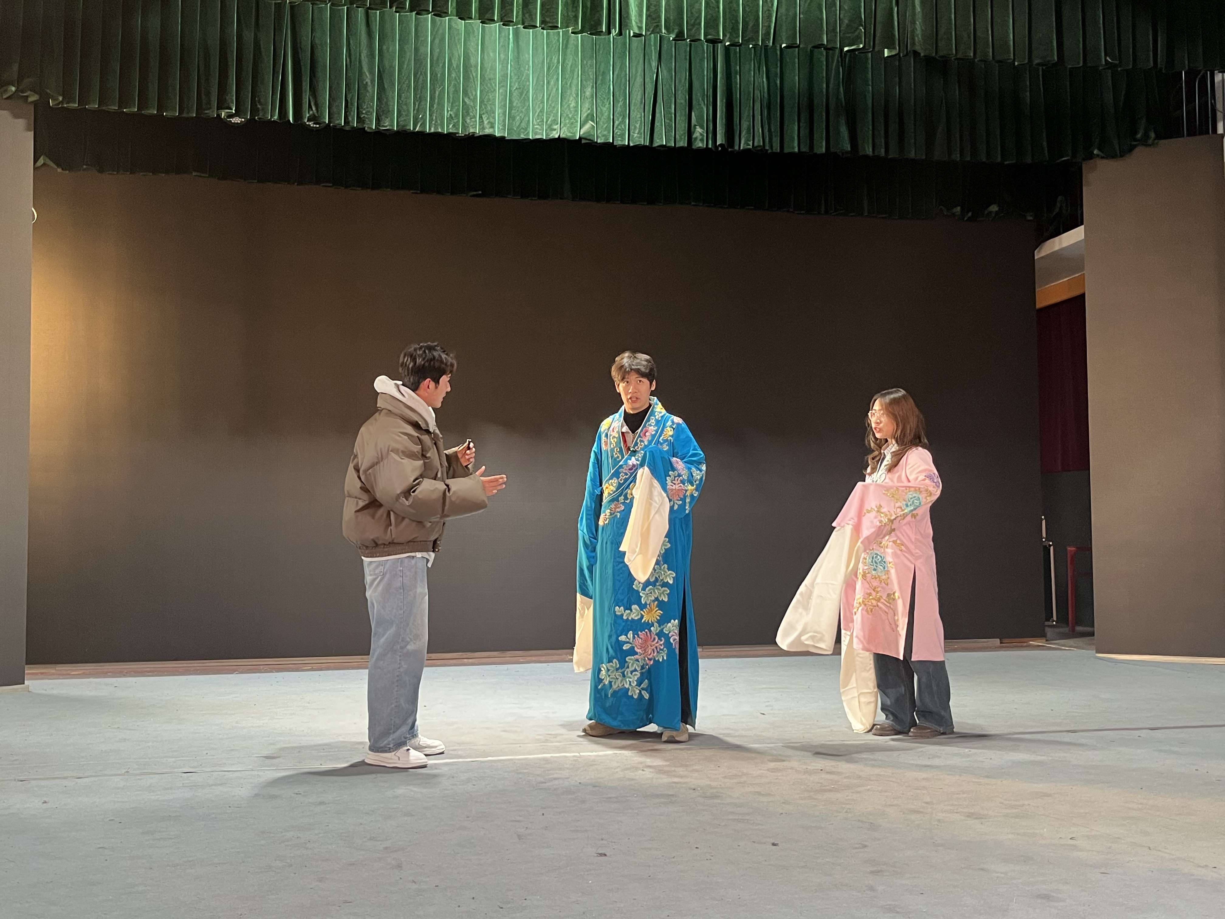图12-山东滨州团同学们学习吕剧表演文化.jpg