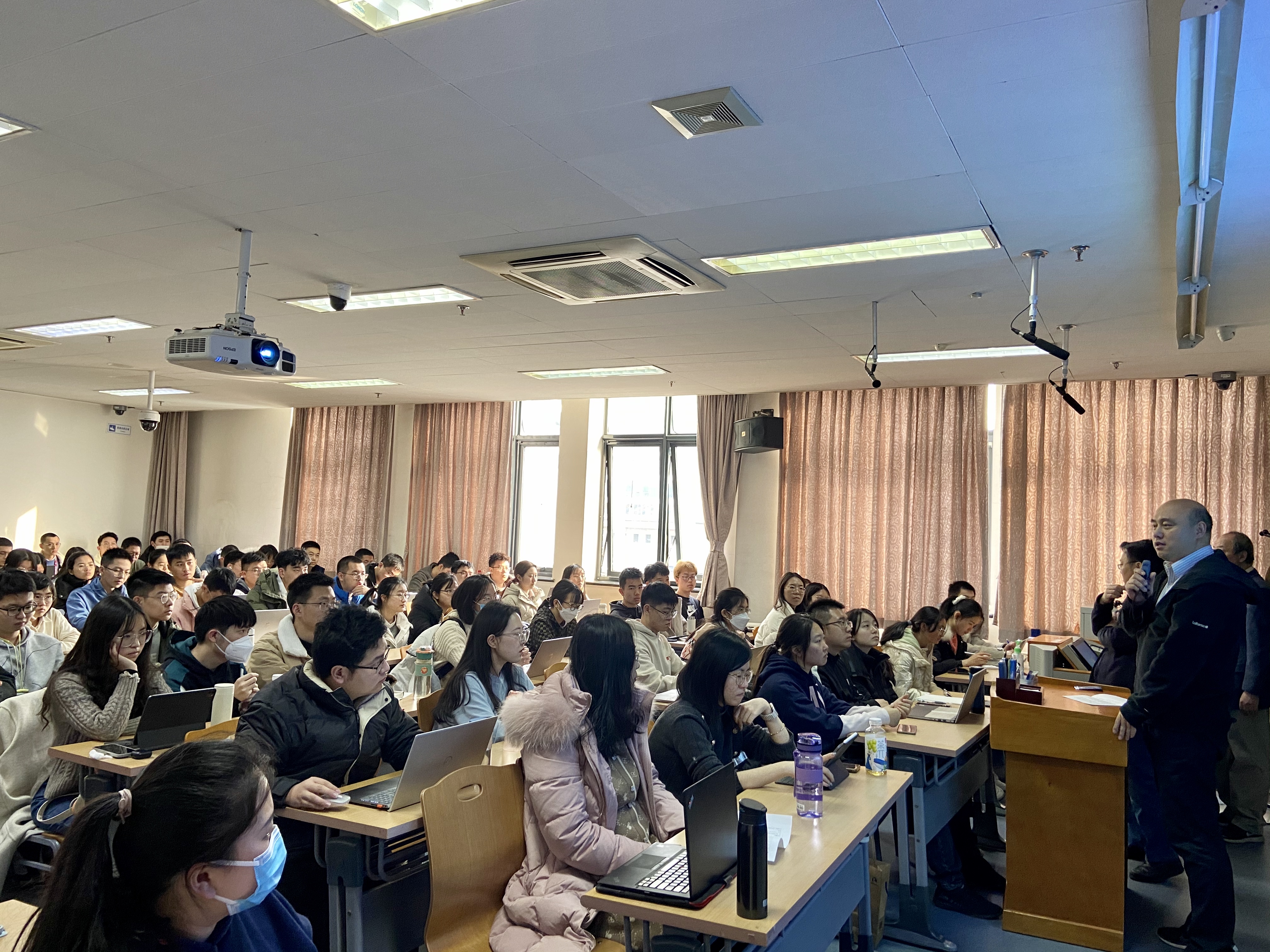 c73db4b07bf34aa08c38d5d6f9df5a4d.jpg 新闻图片:受朱善璐会长委托 胡俊与学生交流.jpg