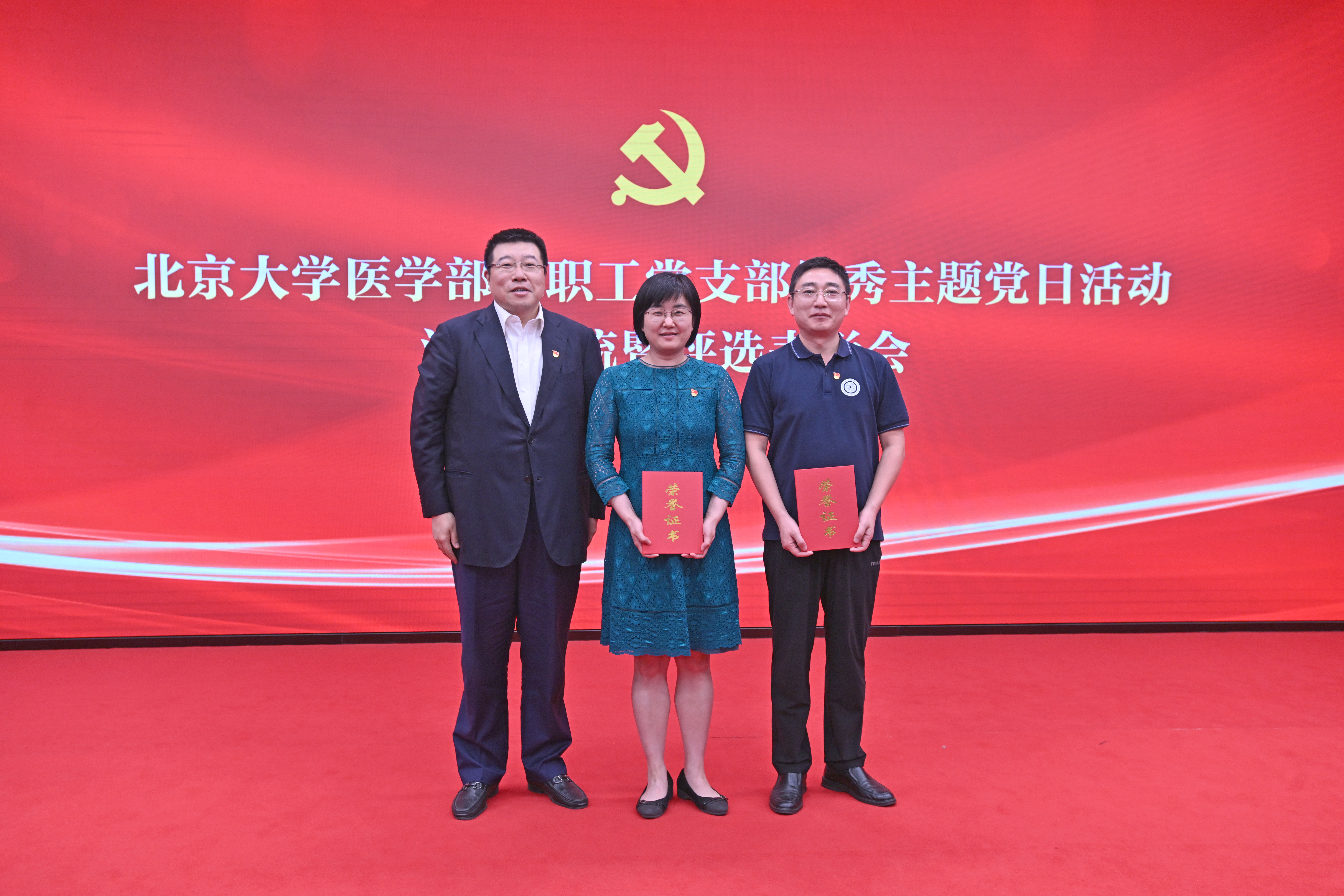 宝剑书记为一等奖颁奖(摄影 黄大无).jpg
