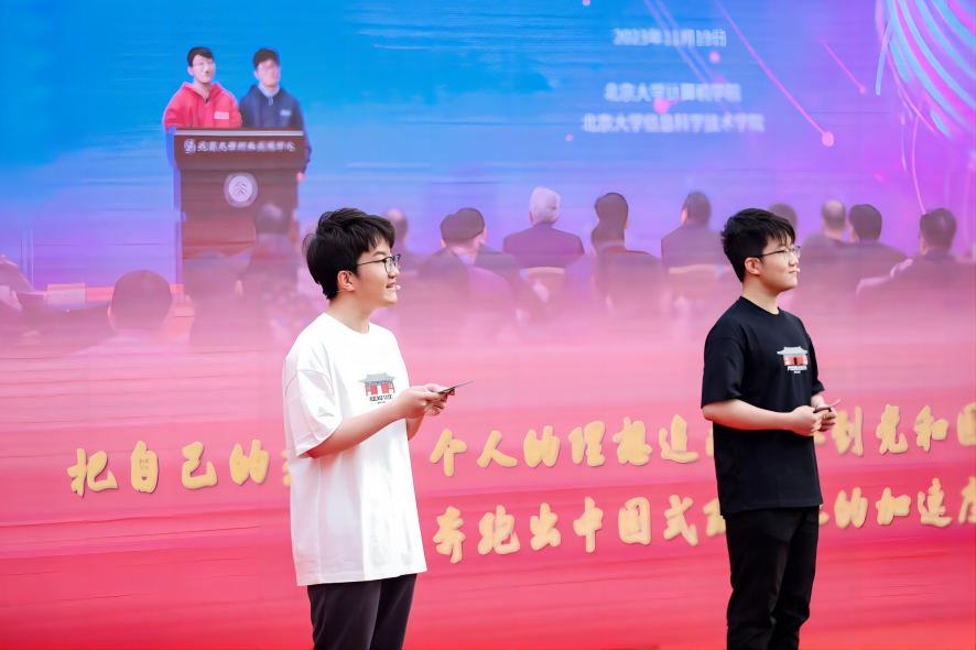 图1 耿浩然、耿逸然在五四升旗仪式上发言.png