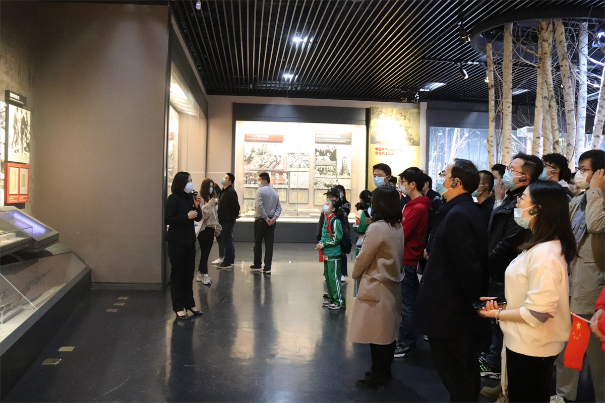eae02a1133ad4c5080db9dcfab8ab83f.jpg 图2.师生参观中国人民抗日战争纪念馆(1).jpg