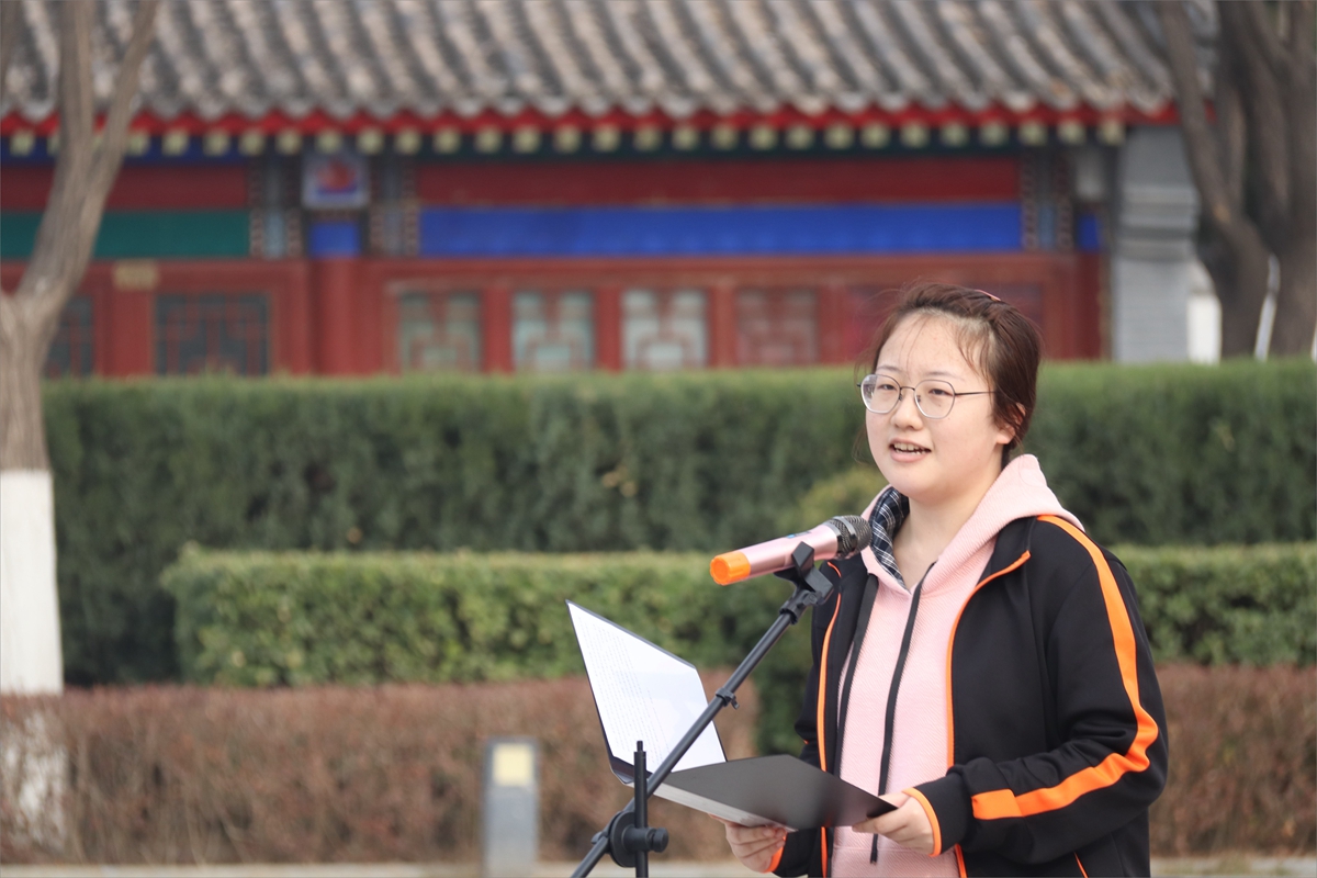 45eca18ee3ca495d99060ce3ee6ca47c.jpg 图9.学生代表发言.jpg