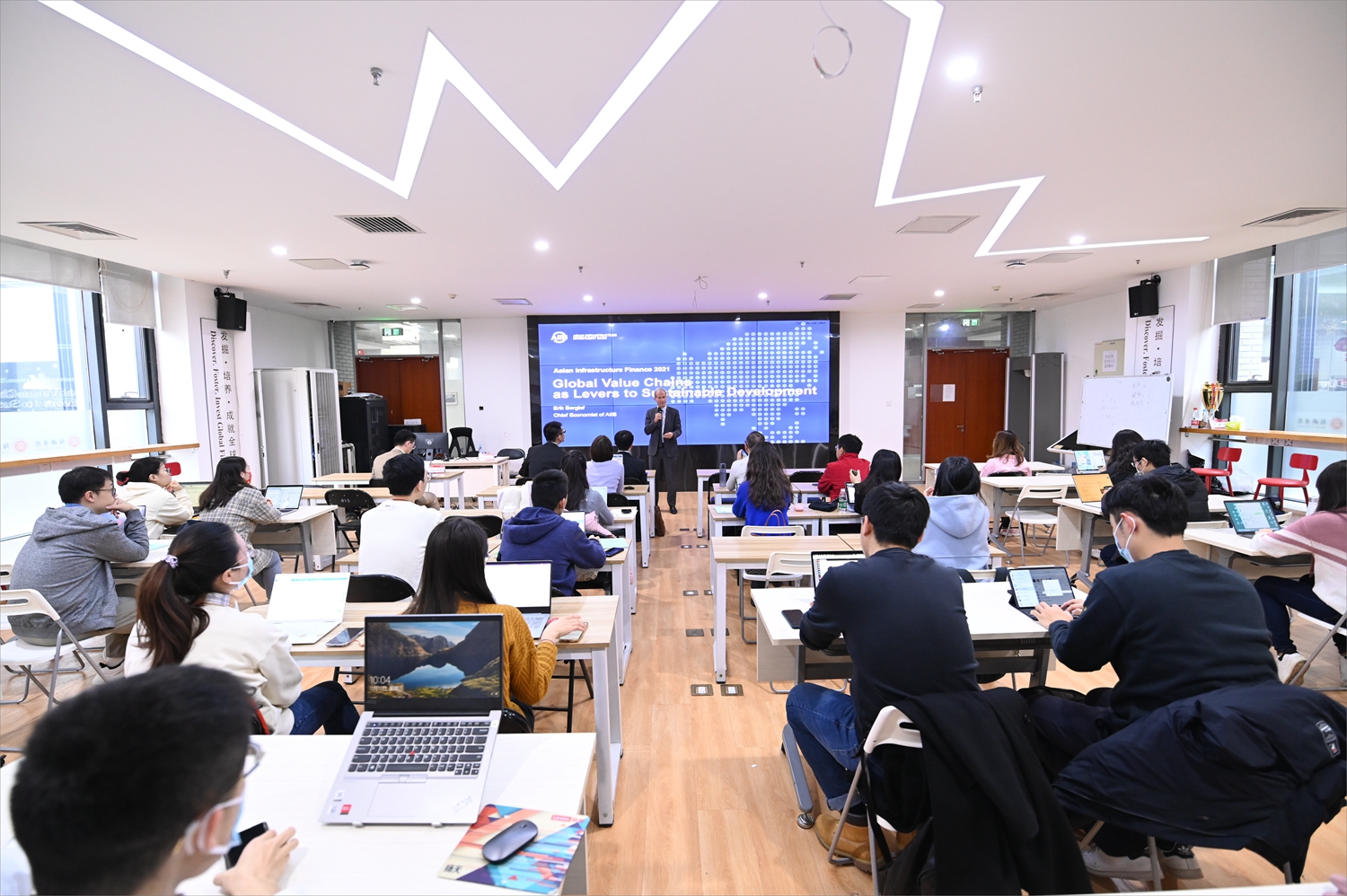 31b5ad111f644c53b9d04b42baddf346.jpg 5-讲座现场.jpg