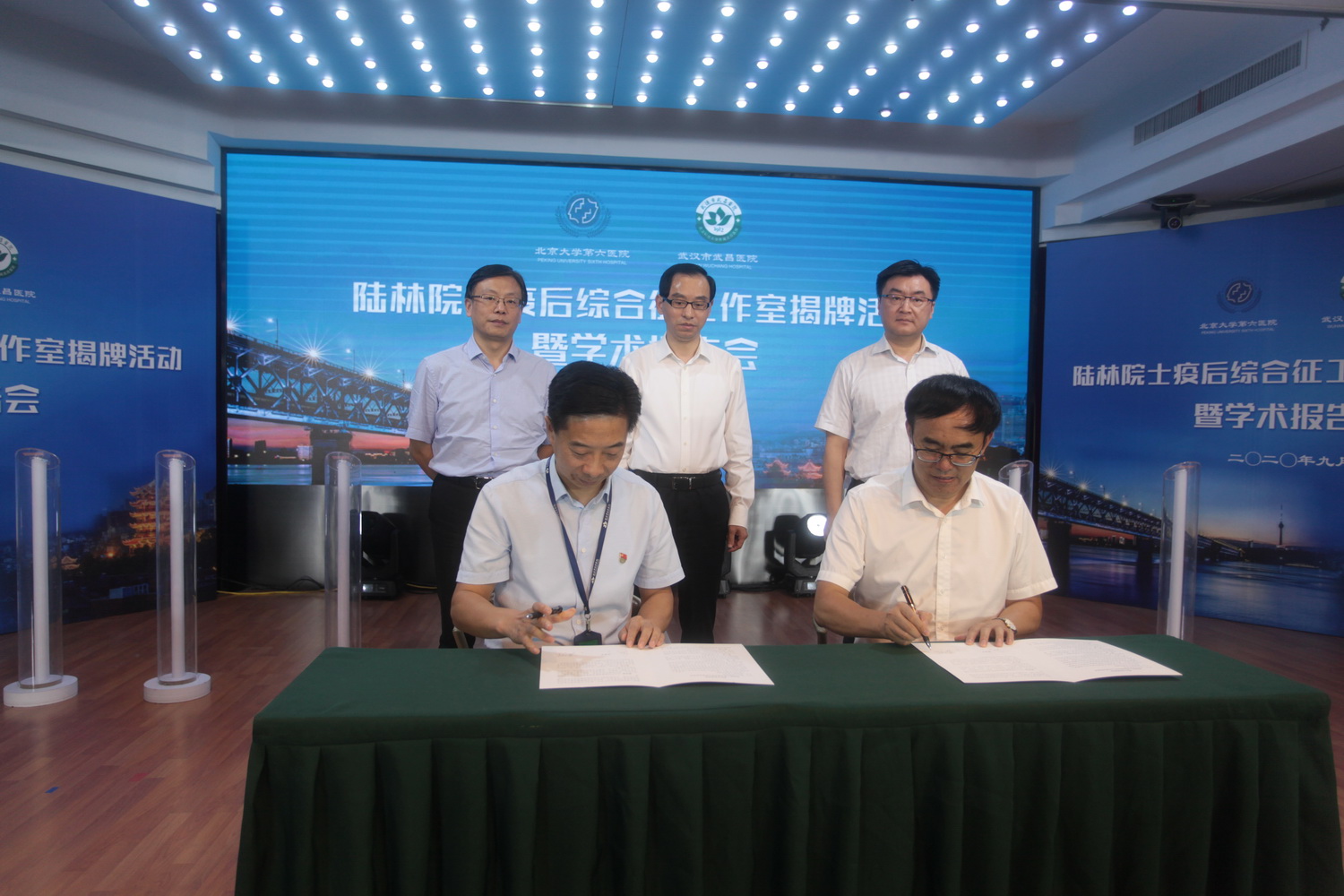 05a8700060e84e1e86b63eda5a9803dd.jpg 北京大学陆林院士及研究团队与武汉市武昌医院深入合作 正式揭牌成立武汉市武昌医院陆林院士疫后综合征工作室 (2)_调整大小.JPG