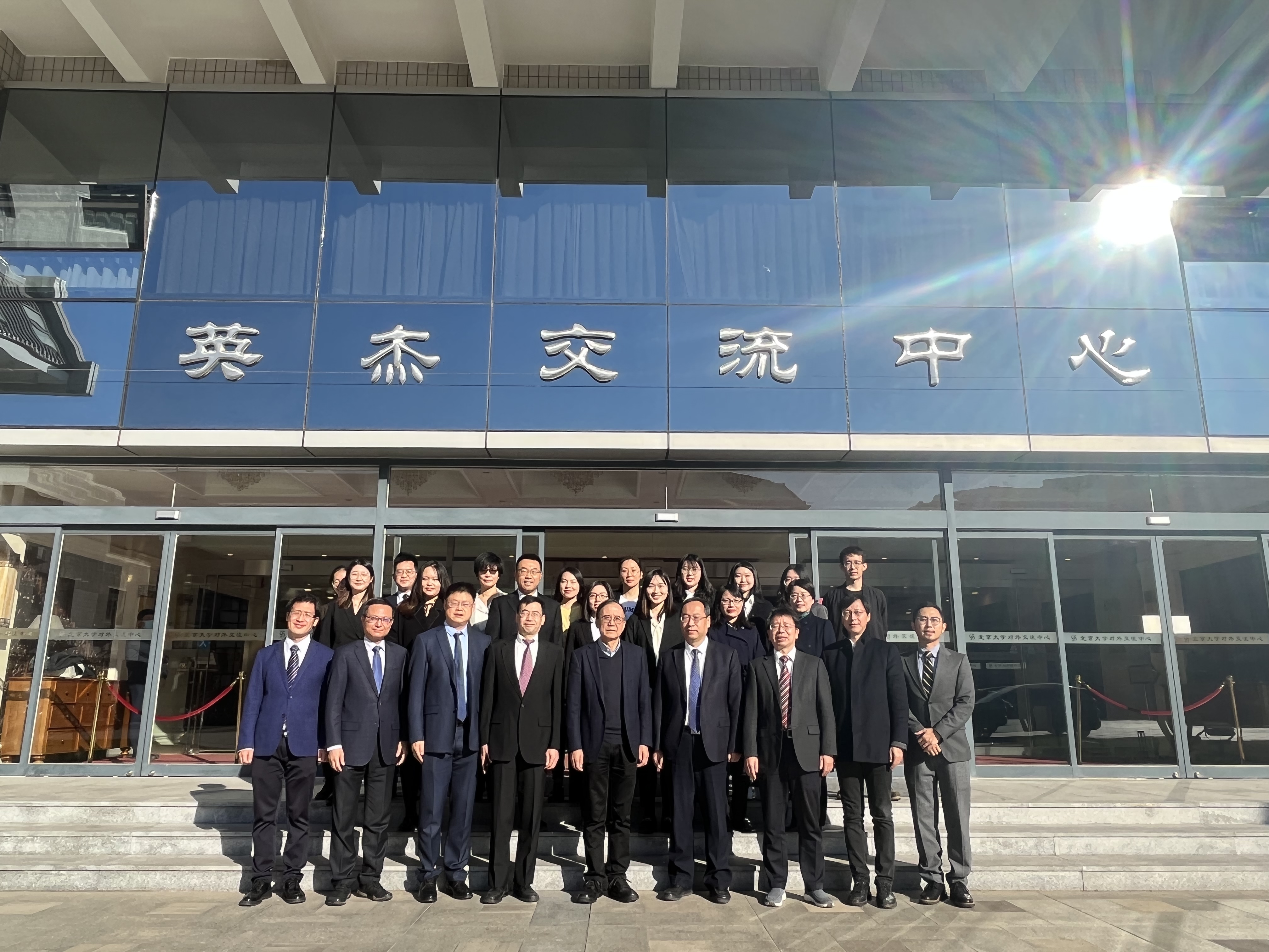 a1c6d2782ca1448b97277c84f0d19ad8.jpg 现场嘉宾合影.jpg
