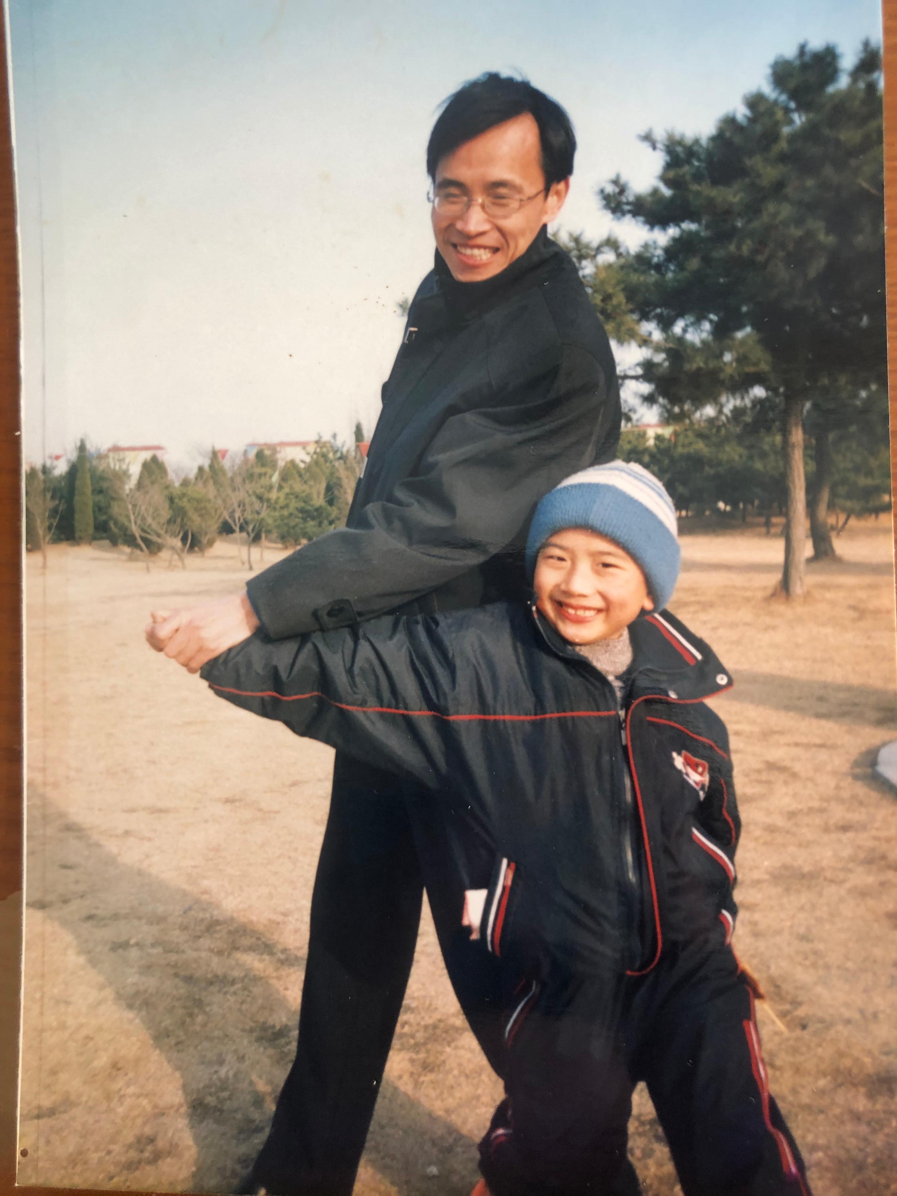 7-陈曦儿时与父亲的合照.jpg 7-陈曦儿时与父亲的合照.jpg