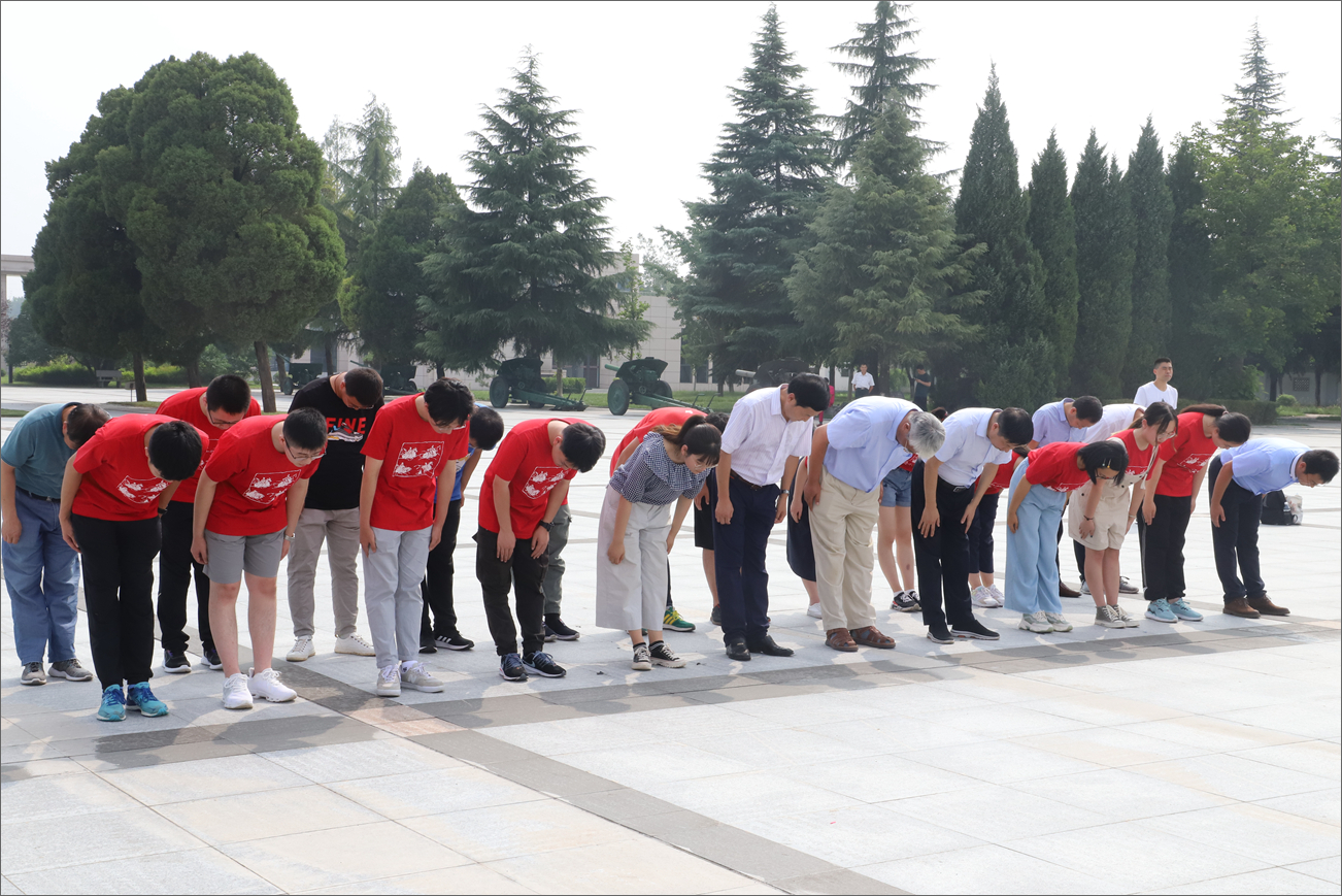 8d777c3867a34967a9e996ef8e21e44f.jpg 在扶眉战役纪念馆纪念碑前向先烈致敬_副本.jpg