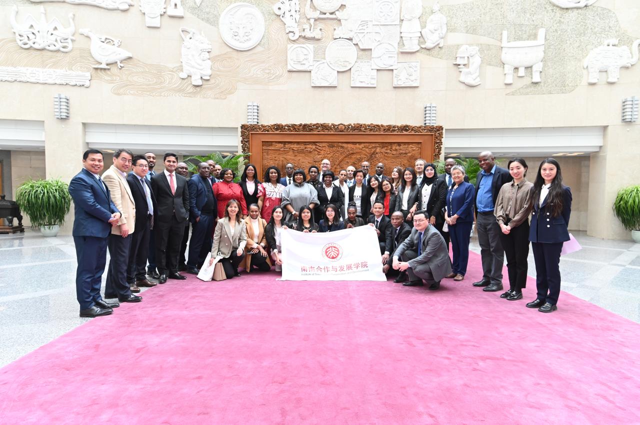 3fa607616ff243eb8edde4322ded1a69.jpg 北京大学南南学院师生在外交部展厅合影.jpg