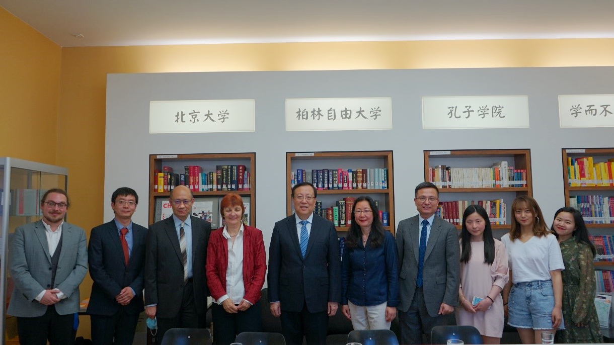 2a823802042a44e0802ab72a49b70d3e.jpg feng.jpg