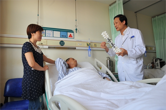 7cbfe365a5ff4060983f5edd6579cdcc.jpg 刘忠军给患者及家属讲解手术过程.jpg