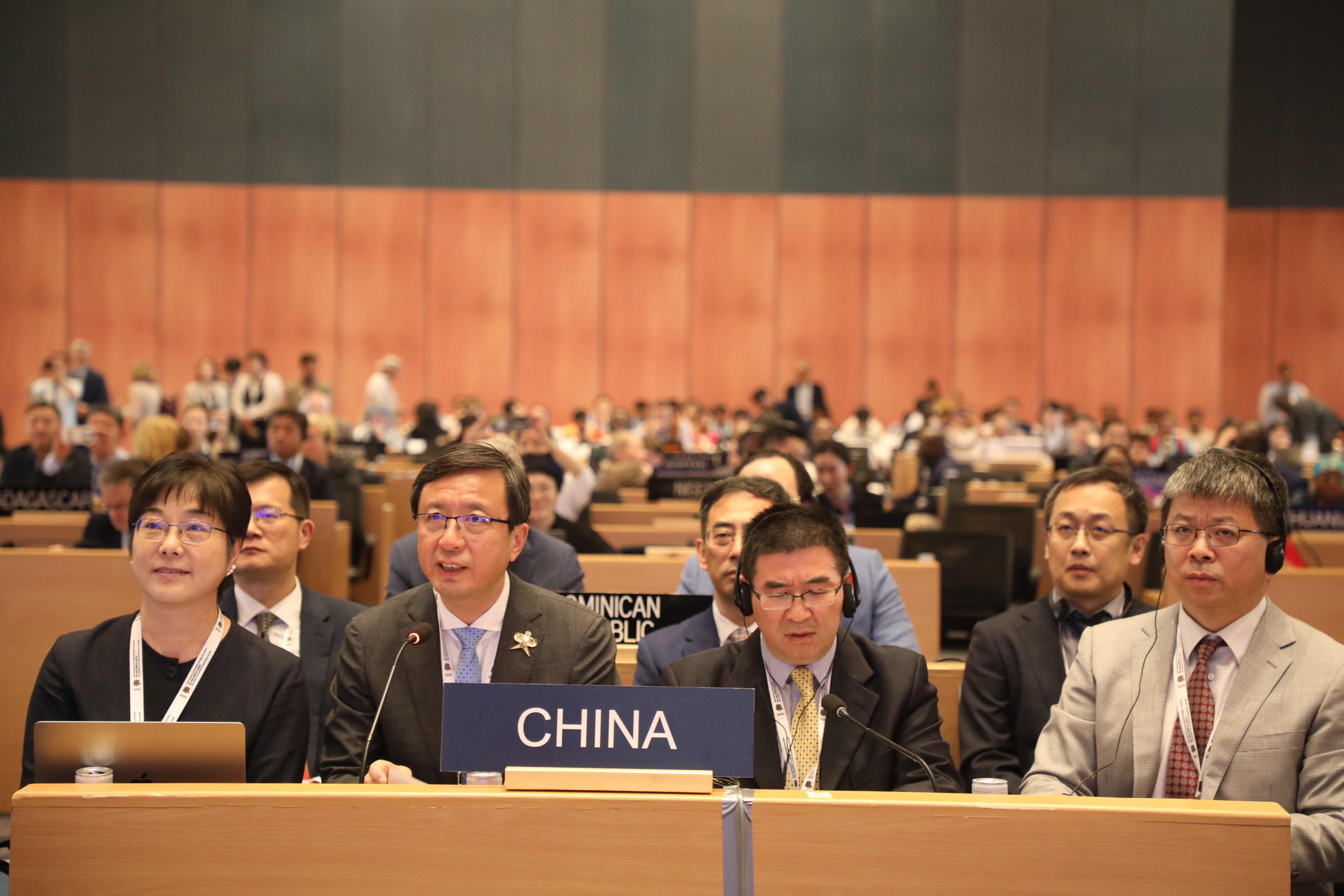 北京大学城市与环境学院宋峰副教授(右一)为中国代表团提供技术支撑(摄影:高晨翔).JPG
