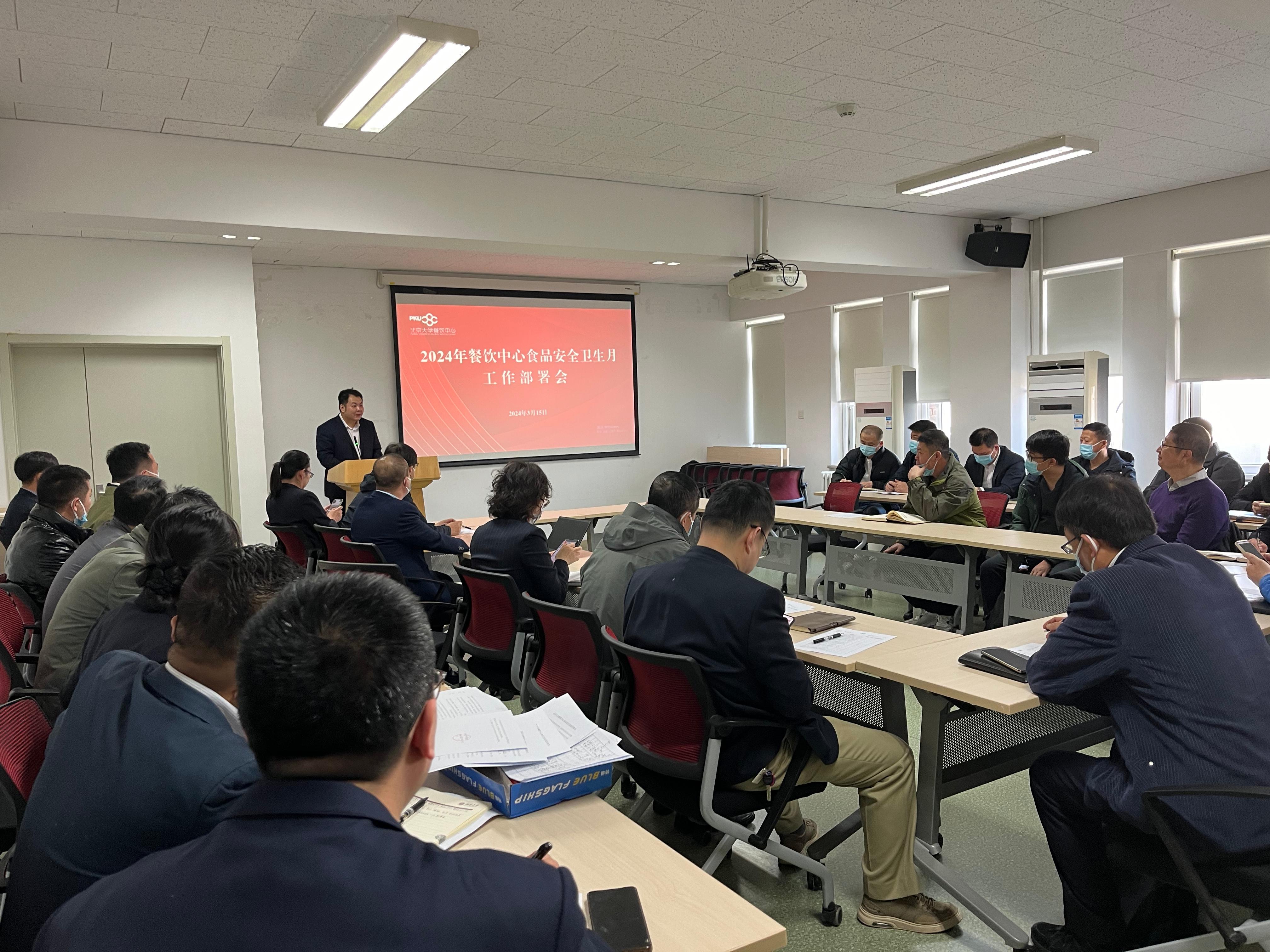 餐饮中心副主任尹双石做卫生月检查工作动员.jpg