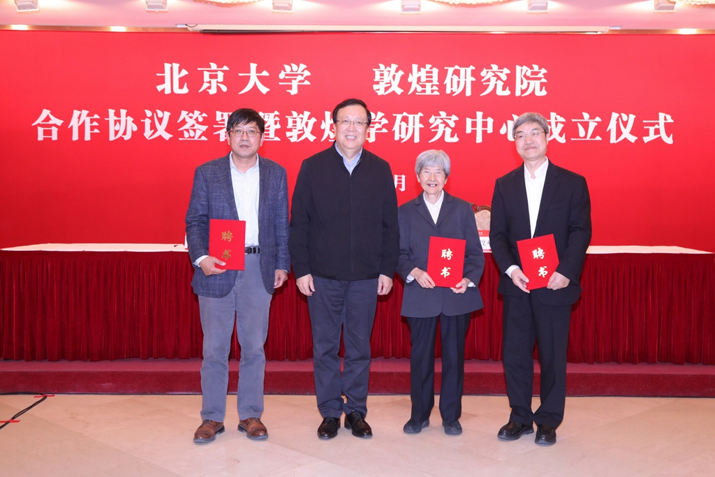 0f376b6ef7704fc483d62b74f396349d.jpg 颁发证书合影.jpg