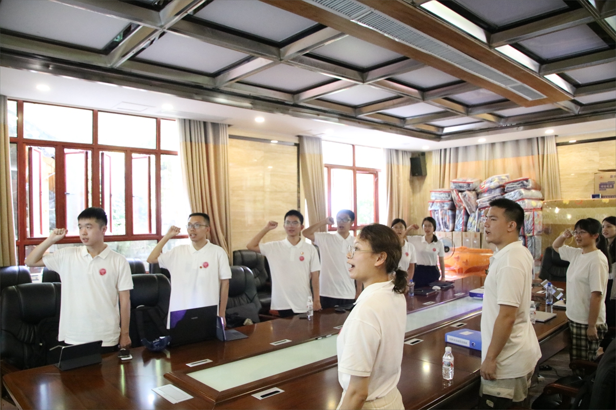 174521d6697b4050a47f10ab4a212315.jpg 主题团日上重温入团誓词.jpg