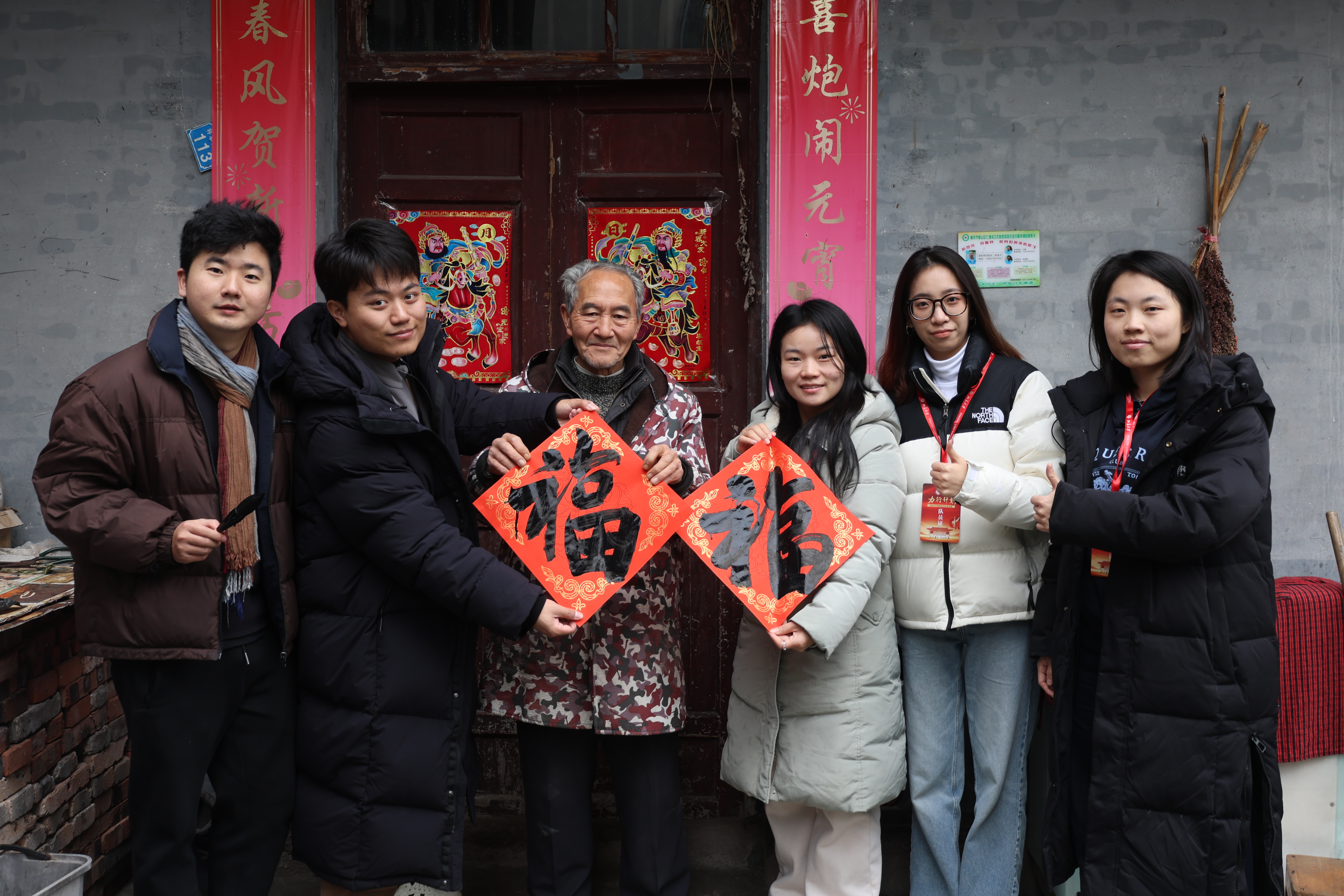 13+为七塘镇村民送祝福春联.JPG