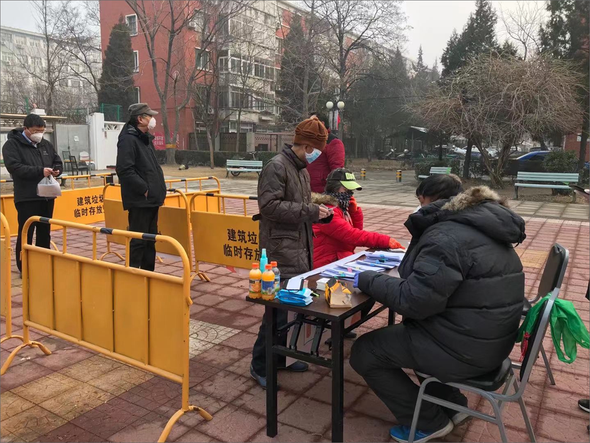 f08eb80628ba443db988495e51a2f0be.jpg 社区居民领取通行证自觉间隔一米.jpg