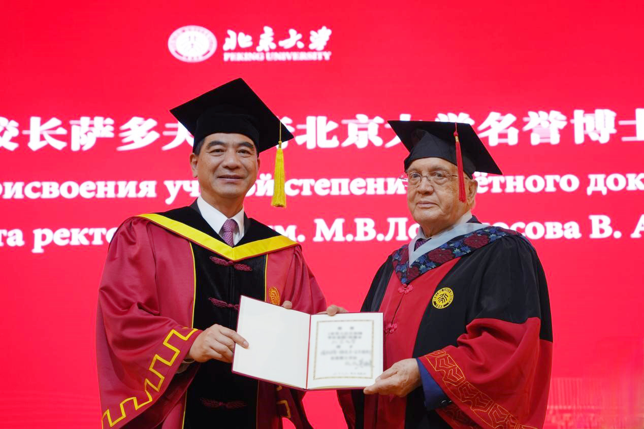 11bcc4d7d4a14385946cb6a352d55e27.jpg 龚校长访问俄罗斯9模糊.jpg