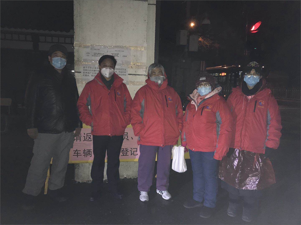 09ee0646105147188e9ebcae4cad4606.jpg 社区居民参与夜间值守.jpg