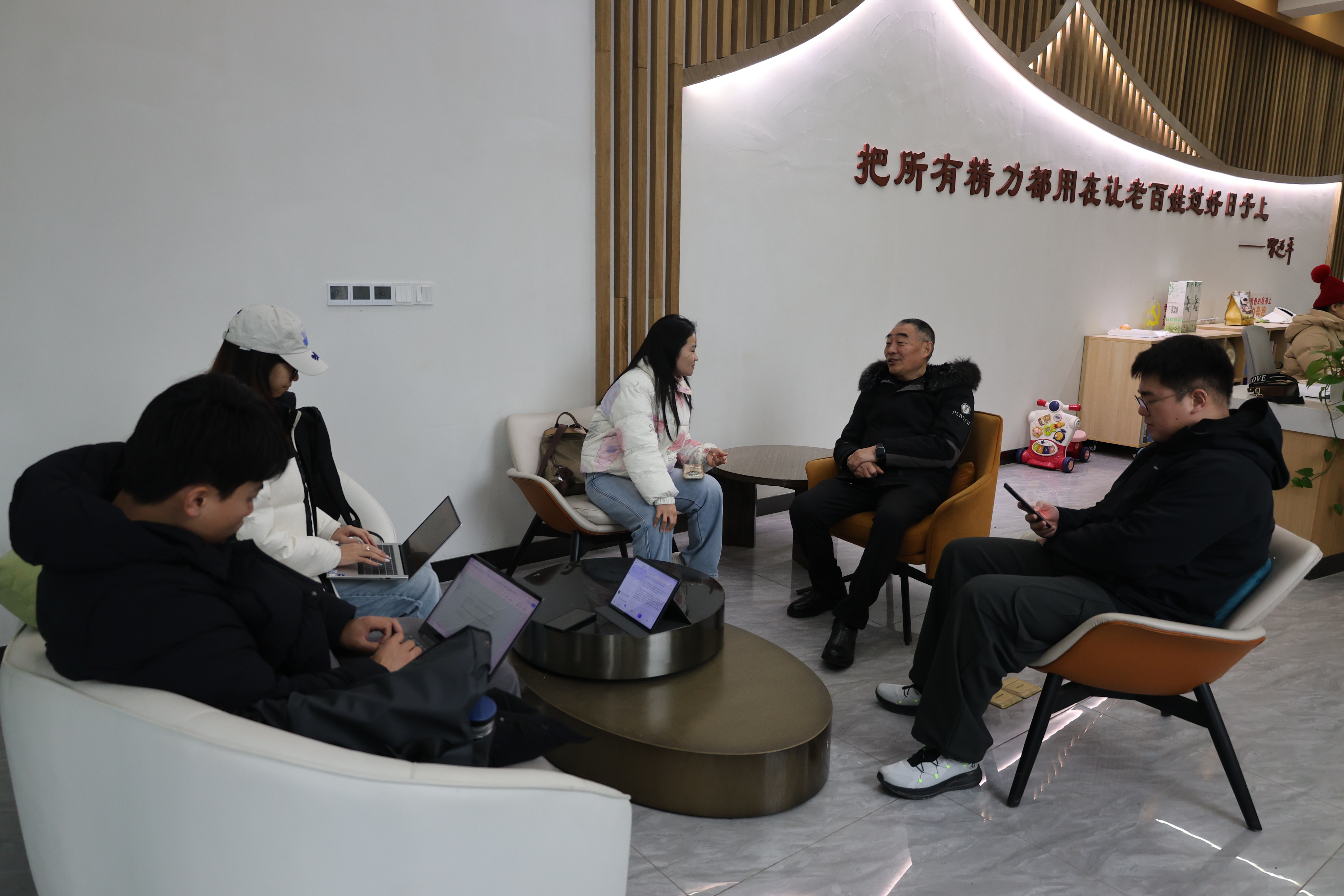 9+与喜观村书记李国洪进行访谈.jpg