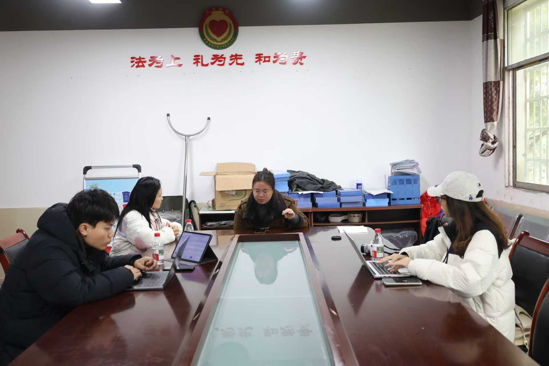 10+与将军村书记向兰进行访谈.jpg