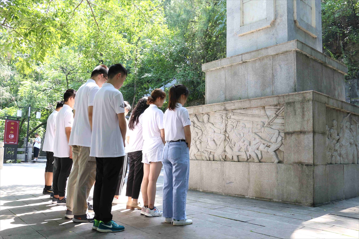 dc71f3a87c8d4ca8b4eb48033b97d9aa.jpg 在凌云县烈士纪念碑默哀.jpg