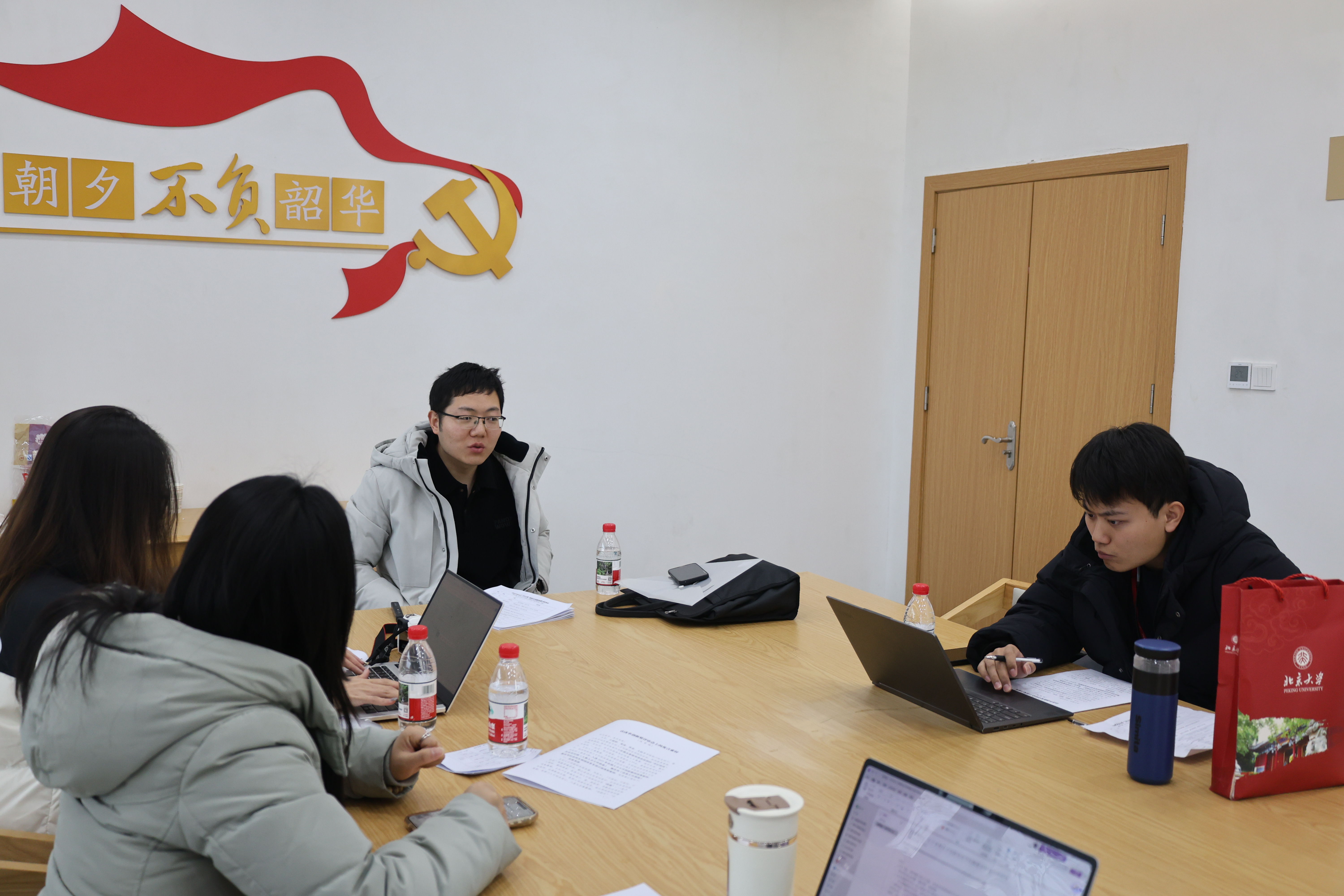 3+实践团与区委组织部工作人员座谈交流.jpg