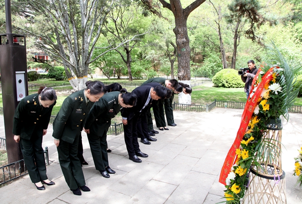 fcfedeac74ef4c8f9629616717215b57.jpg 8-4.21活动给李大钊像敬献花篮.jpg