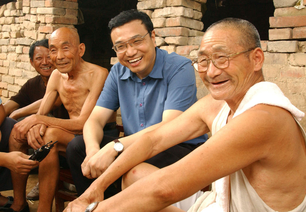 1bf0e1997de3415f9439b6a480be5afd.jpg 生平照片4.jpg