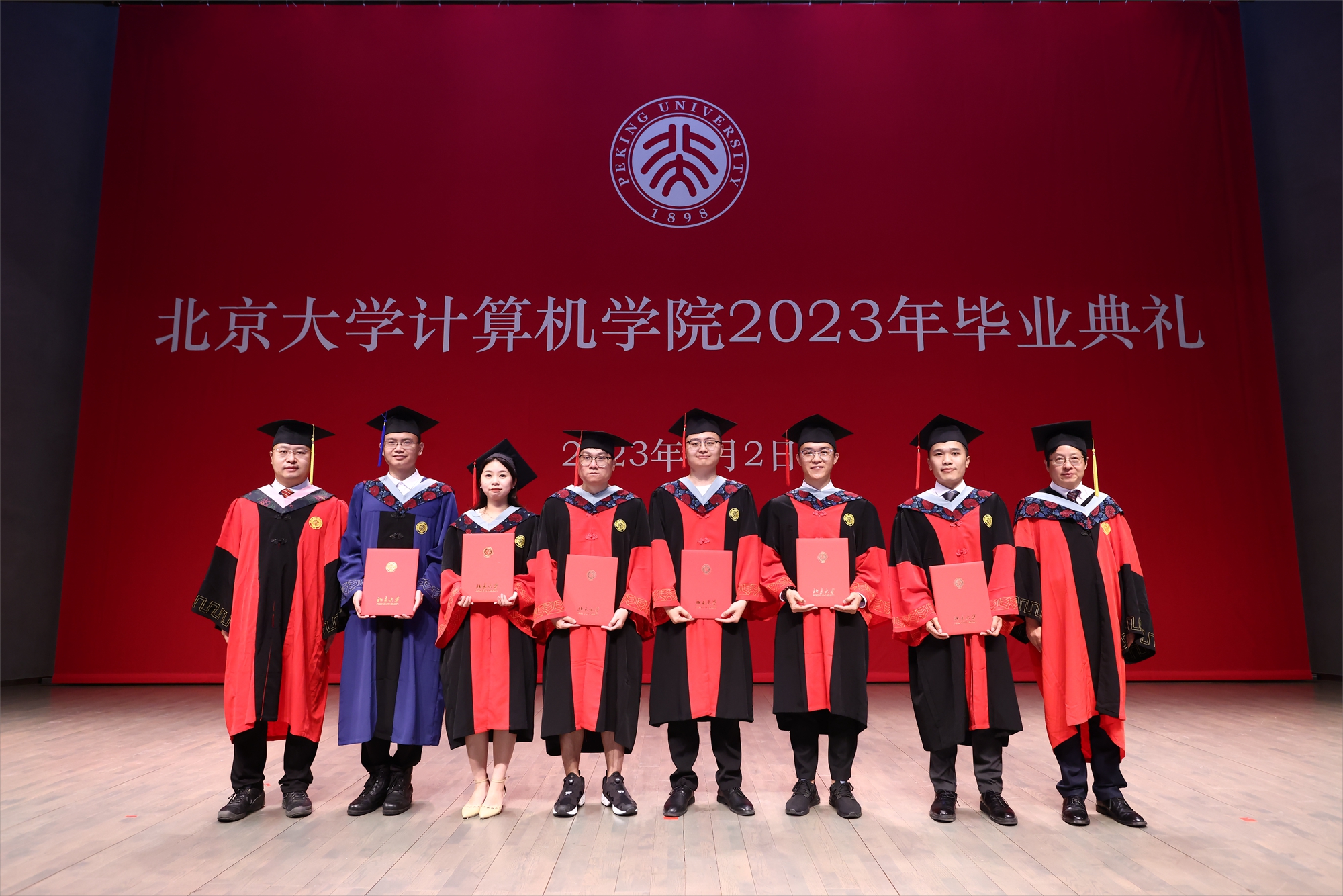 ad9f9a23c5f945aeb1e0d04ef9c585e7.jpg 优秀毕业生颁奖1.jpg