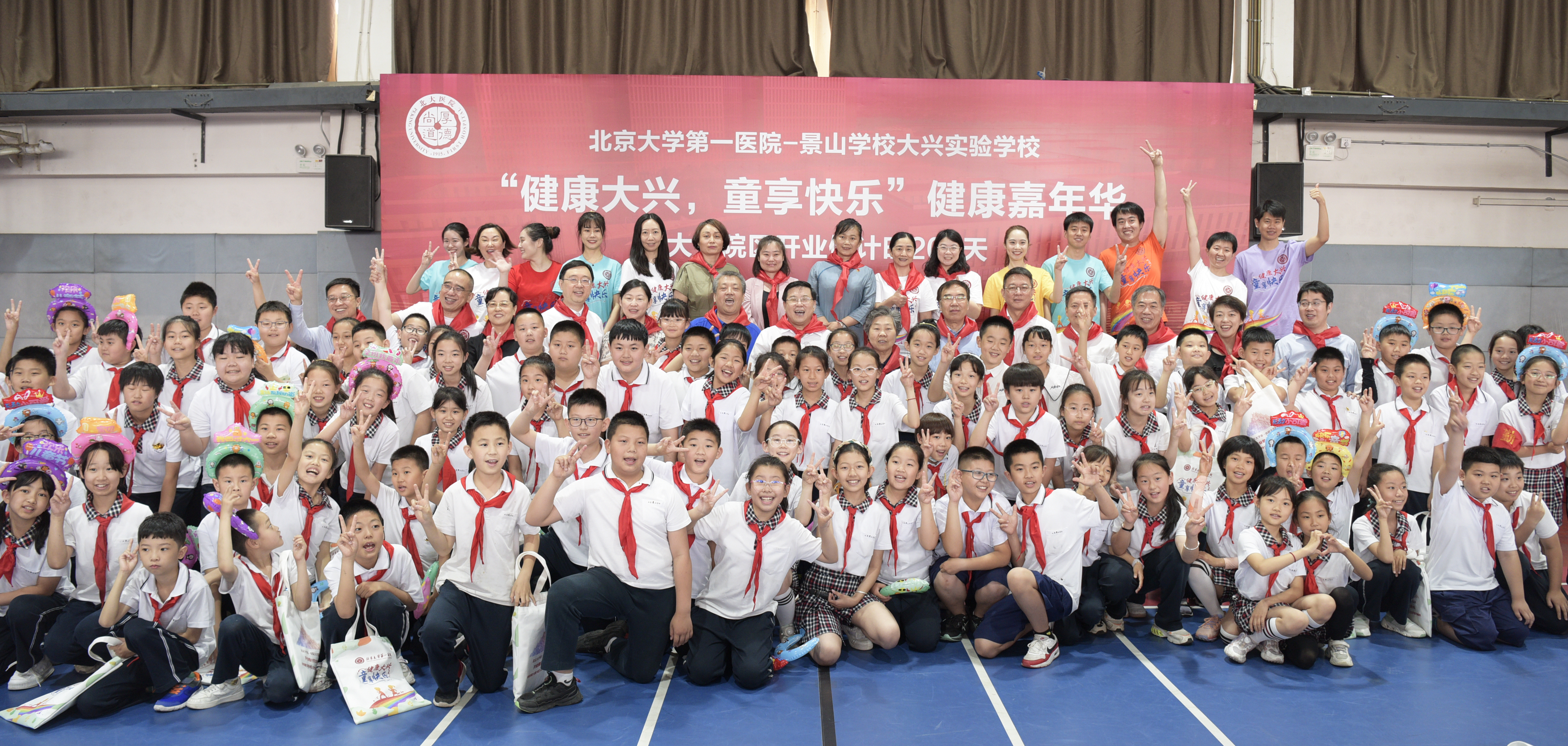 21d6531f810c46aa94b334dd4473ddb3.jpg 同学们+领导+医护的合影.jpg