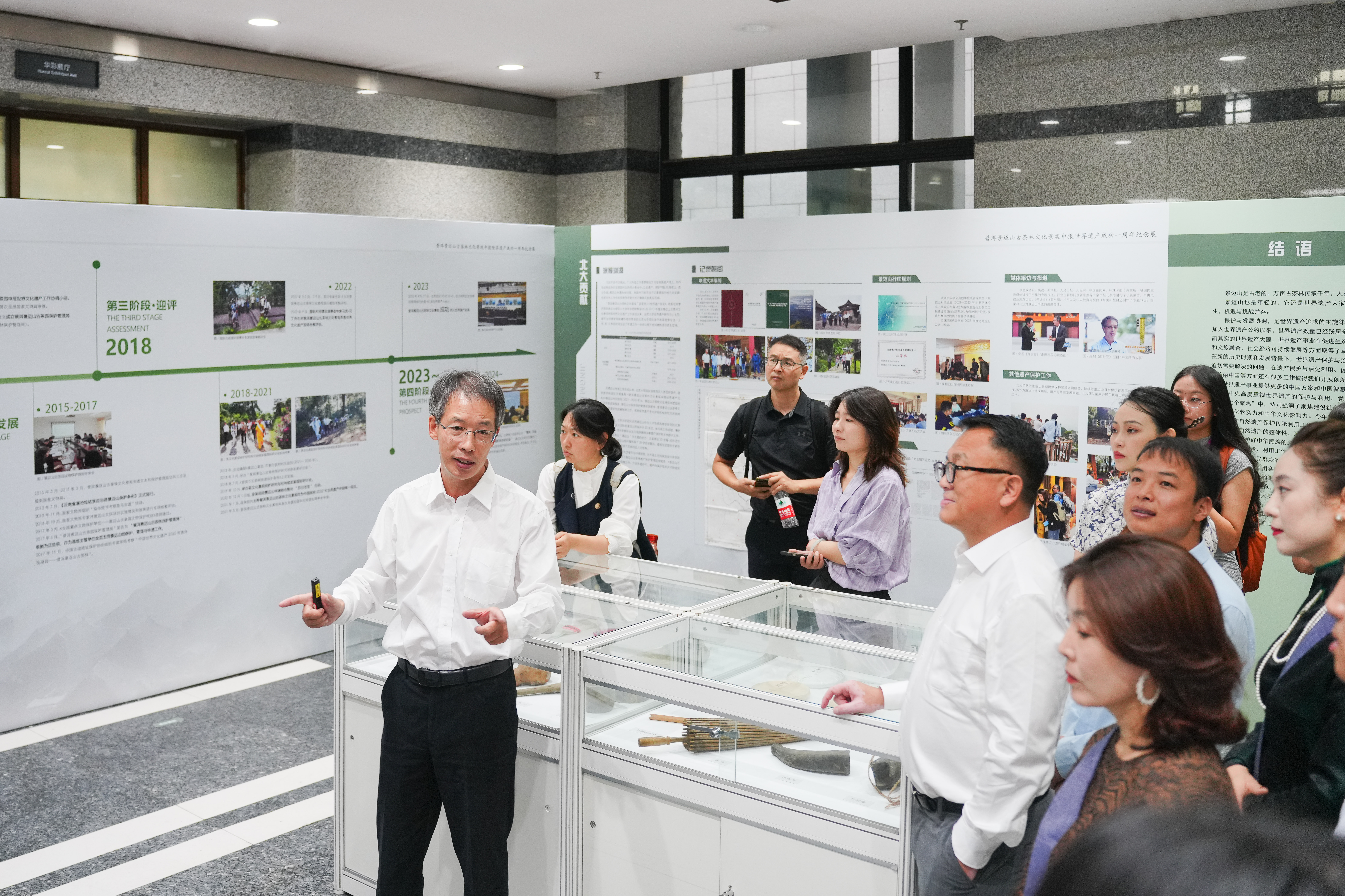 图8 陈耀华讲解纪念展-摄影:黄喆.jpg