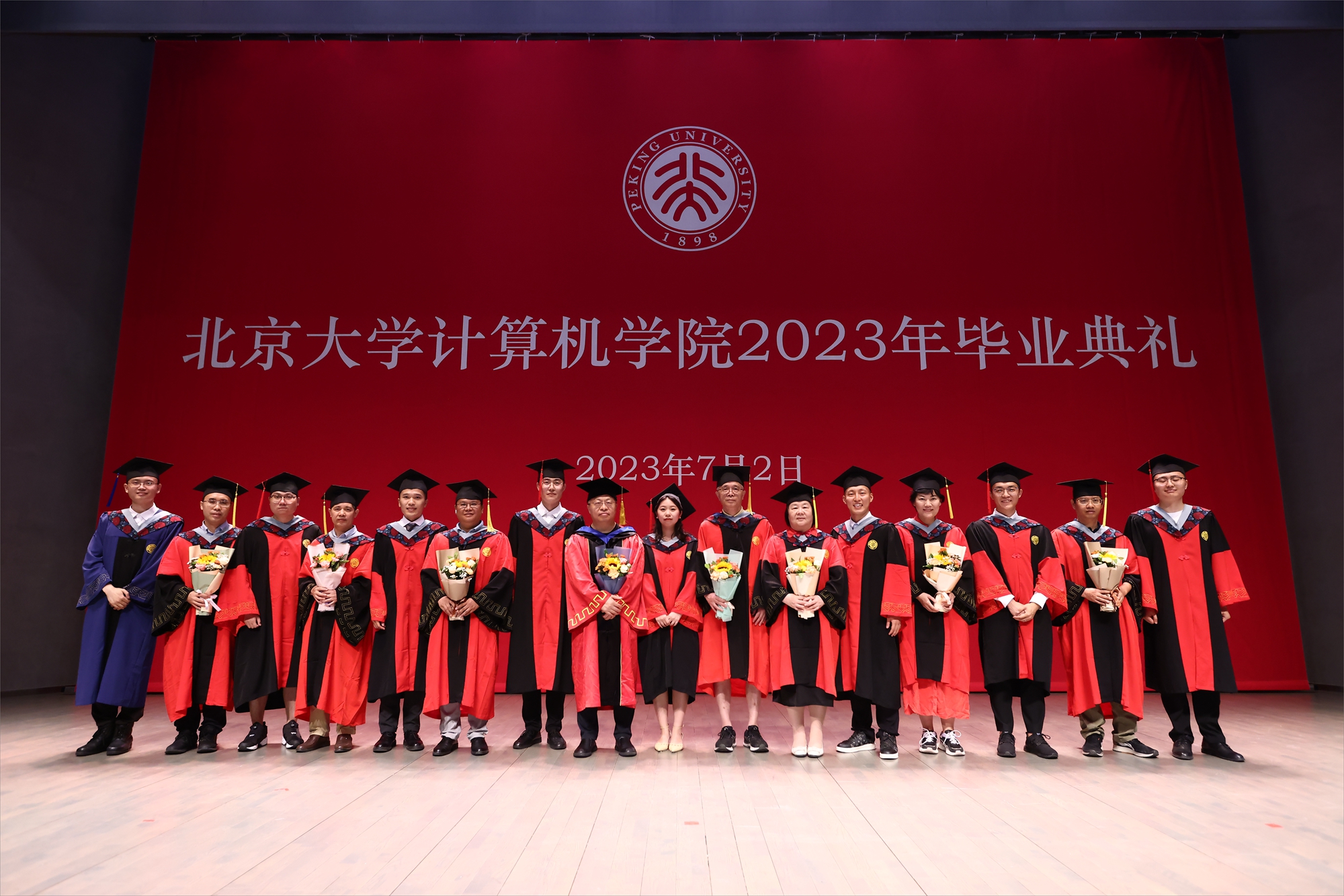 9e14e8c10d5241c9a2b757b5051c4e4d.jpg 感谢师恩献花1.jpg