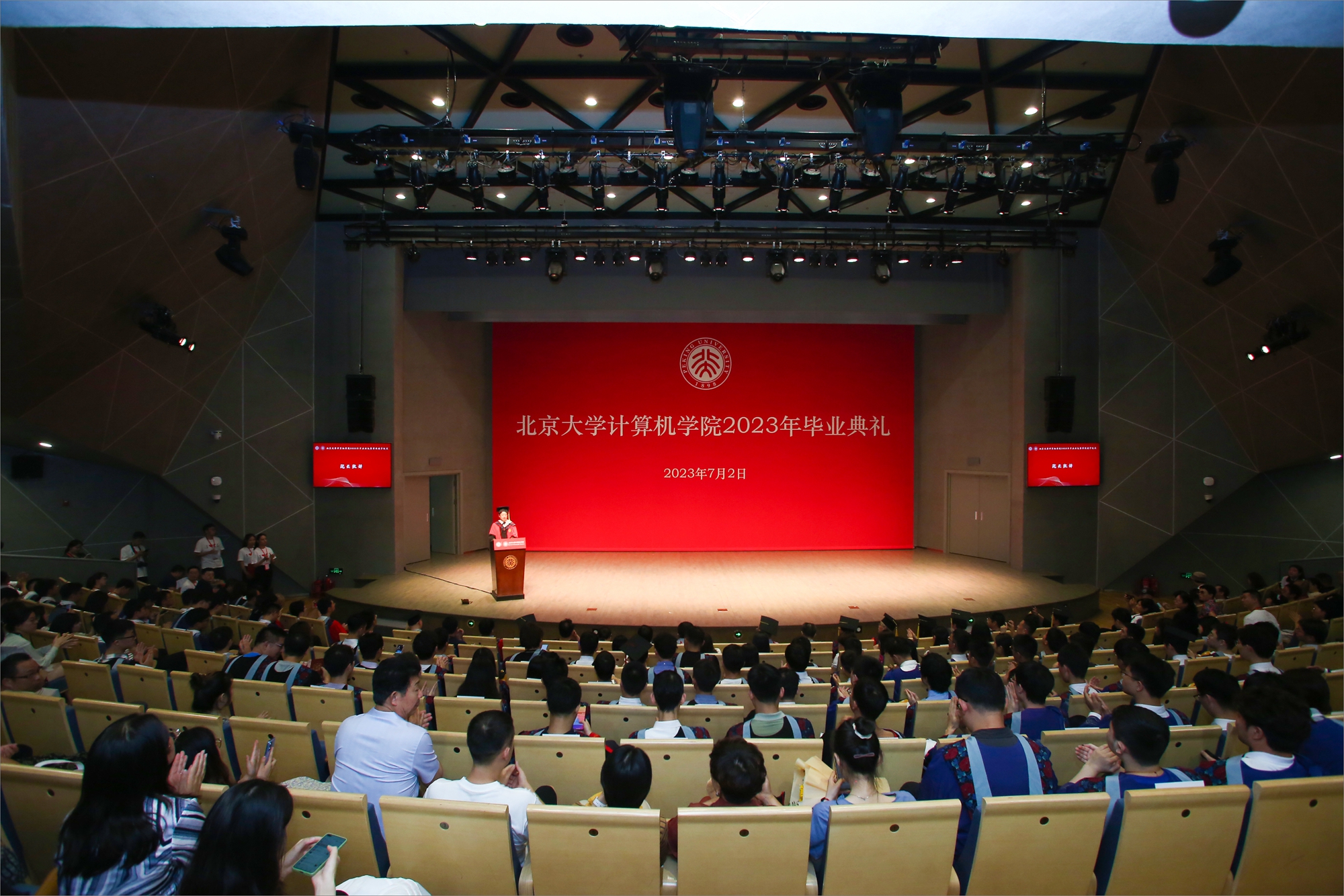 6c5f42249db2439d92800292af828ad6.jpg 毕业典礼现场.jpg